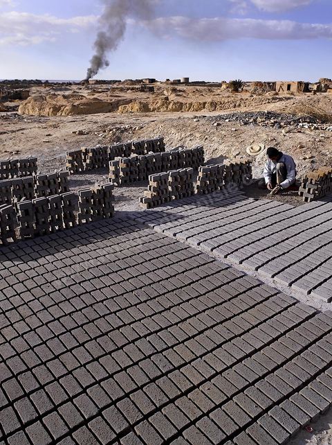 Sur les hauteurs de Tozeur,  fabrication de la traditionnelle brique de Tozeur