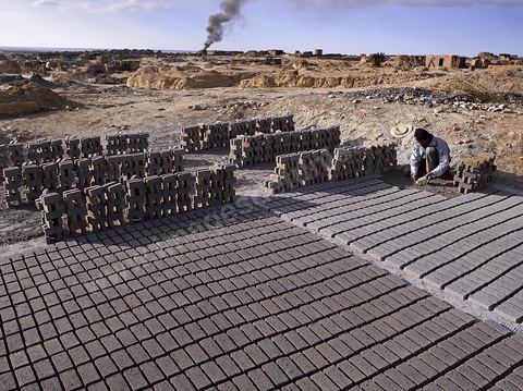 Sur les hauteurs de Tozeur,  fabrication de la traditionnelle brique de Tozeur