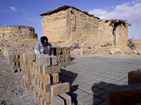 Sur les hauteurs de Tozeur,  fabrication de la traditionnelle brique de Tozeur