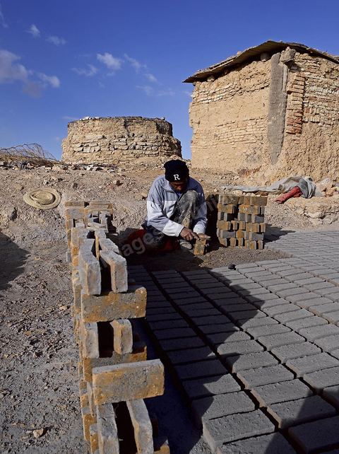 Sur les hauteurs de Tozeur,  fabrication de la traditionnelle brique de Tozeur