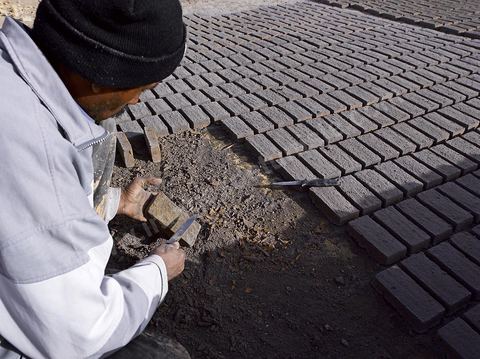Sur les hauteurs de Tozeur,  fabrication de la traditionnelle brique de Tozeur