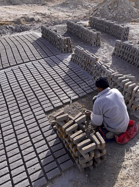 Sur les hauteurs de Tozeur,  fabrication de la traditionnelle brique de Tozeur