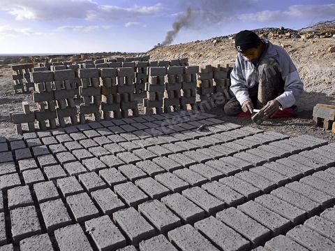 Sur les hauteurs de Tozeur,  fabrication de la traditionnelle brique de Tozeur