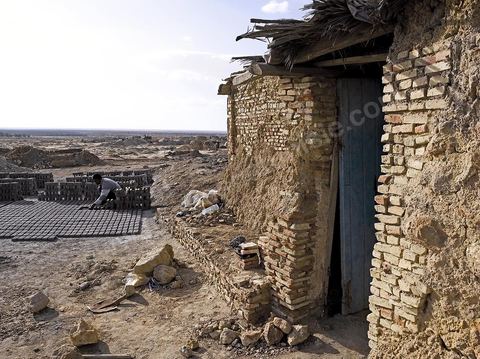 Sur les hauteurs de Tozeur,  fabrication de la traditionnelle brique de Tozeur
