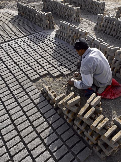 Sur les hauteurs de Tozeur,  fabrication de la traditionnelle brique de Tozeur