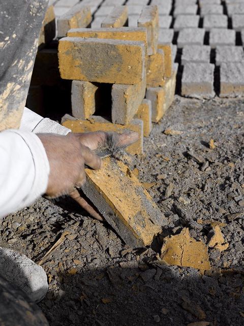 Sur les hauteurs de Tozeur,  fabrication de la traditionnelle brique de Tozeur