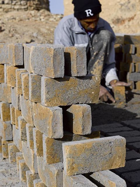 Sur les hauteurs de Tozeur,  fabrication de la traditionnelle brique de Tozeur