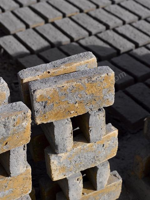 Sur les hauteurs de Tozeur,  fabrication de la traditionnelle brique de Tozeur