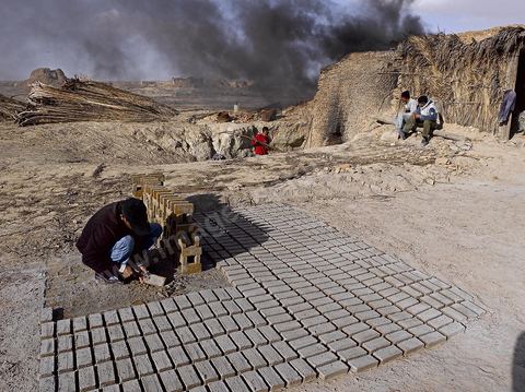 Sur les hauteurs de Tozeur,  fabrication de la traditionnelle brique de Tozeur