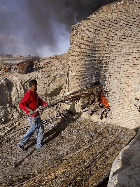 Sur les hauteurs de Tozeur,  fabrication de la traditionnelle brique de Tozeur