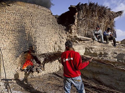 Sur les hauteurs de Tozeur,  fabrication de la traditionnelle brique de Tozeur