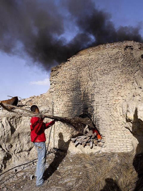 Sur les hauteurs de Tozeur,  fabrication de la traditionnelle brique de Tozeur