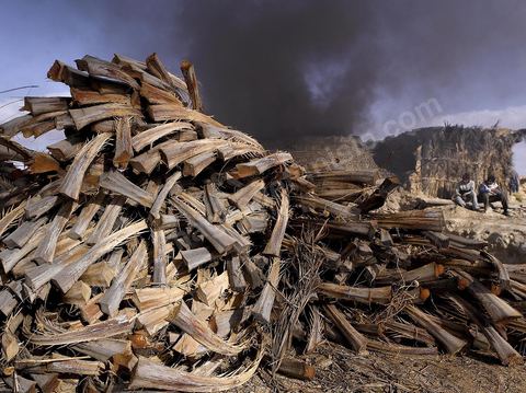 Sur les hauteurs de Tozeur,  fabrication de la traditionnelle brique de Tozeur
