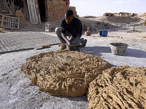 Sur les hauteurs de Tozeur,  fabrication de la traditionnelle brique de Tozeur