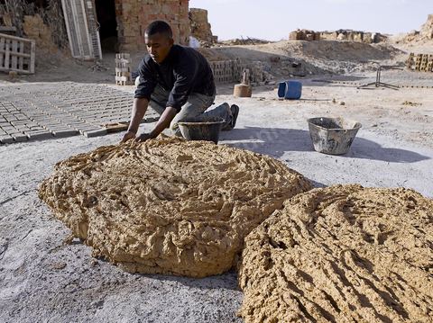 Sur les hauteurs de Tozeur,  fabrication de la traditionnelle brique de Tozeur