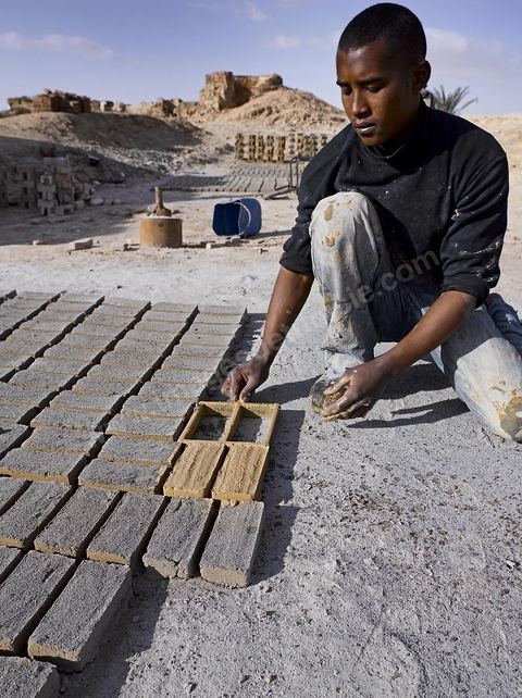 Sur les hauteurs de Tozeur,  fabrication de la traditionnelle brique de Tozeur