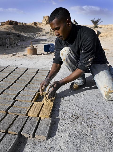 Sur les hauteurs de Tozeur,  fabrication de la traditionnelle brique de Tozeur
