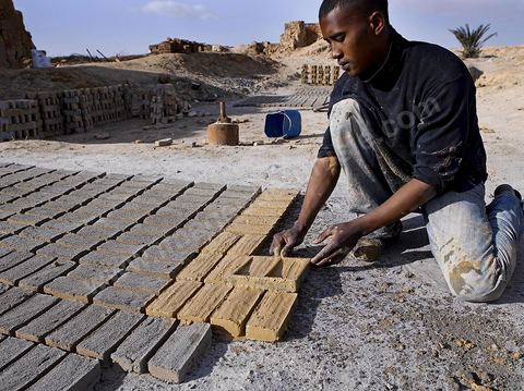 Sur les hauteurs de Tozeur,  fabrication de la traditionnelle brique de Tozeur