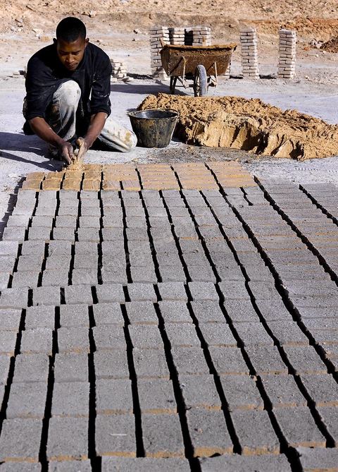 Sur les hauteurs de Tozeur,  fabrication de la traditionnelle brique de Tozeur