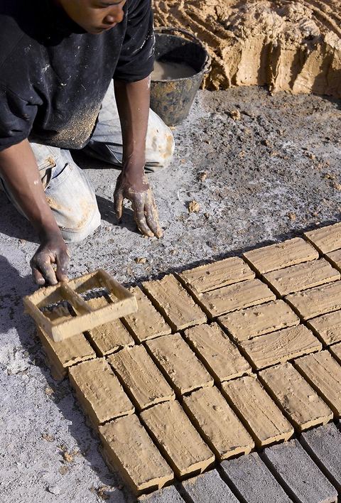 Sur les hauteurs de Tozeur,  fabrication de la traditionnelle brique de Tozeur