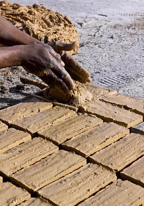 Sur les hauteurs de Tozeur,  fabrication de la traditionnelle brique de Tozeur
