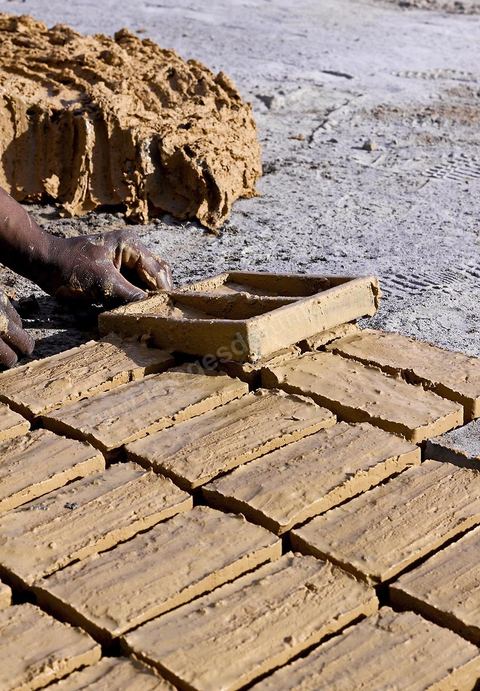 Sur les hauteurs de Tozeur,  fabrication de la traditionnelle brique de Tozeur