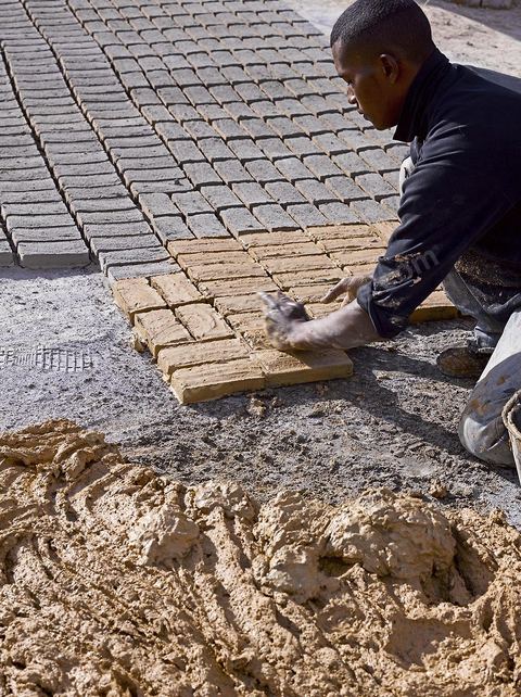 Sur les hauteurs de Tozeur,  fabrication de la traditionnelle brique de Tozeur