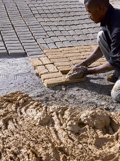 Sur les hauteurs de Tozeur,  fabrication de la traditionnelle brique de Tozeur