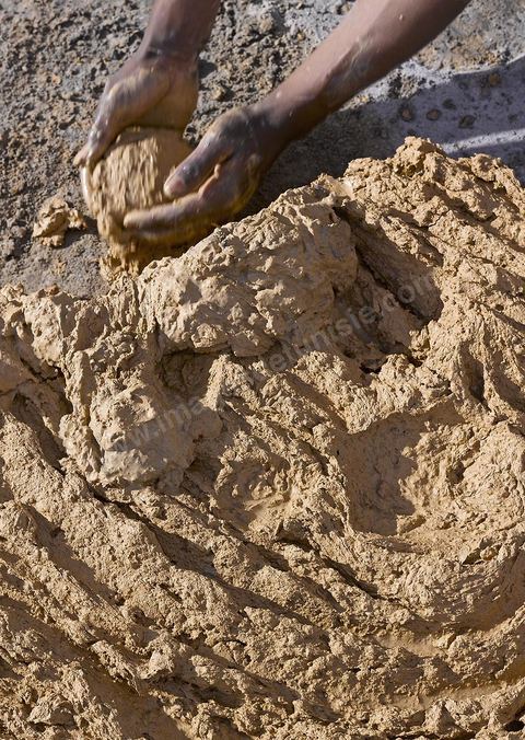 Sur les hauteurs de Tozeur,  fabrication de la traditionnelle brique de Tozeur
