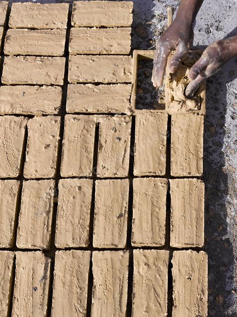 Sur les hauteurs de Tozeur,  fabrication de la traditionnelle brique de Tozeur