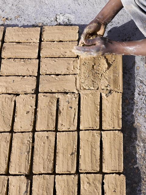 Sur les hauteurs de Tozeur,  fabrication de la traditionnelle brique de Tozeur