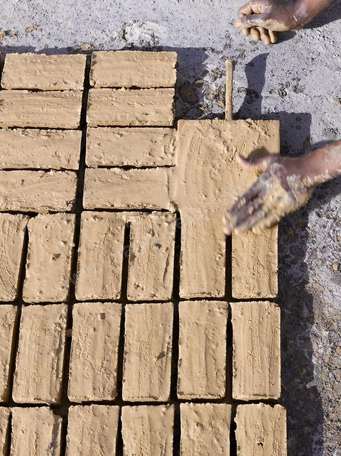 Sur les hauteurs de Tozeur,  fabrication de la traditionnelle brique de Tozeur