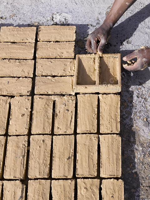 Sur les hauteurs de Tozeur,  fabrication de la traditionnelle brique de Tozeur