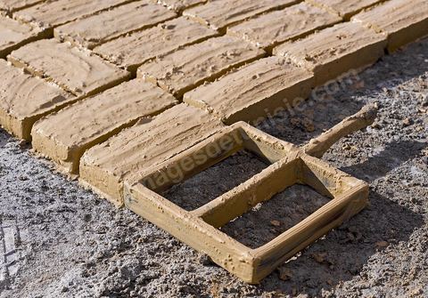 Sur les hauteurs de Tozeur,  fabrication de la traditionnelle brique de Tozeur