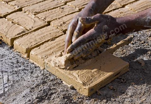 Sur les hauteurs de Tozeur,  fabrication de la traditionnelle brique de Tozeur