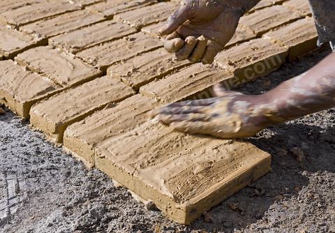 Sur les hauteurs de Tozeur,  fabrication de la traditionnelle brique de Tozeur