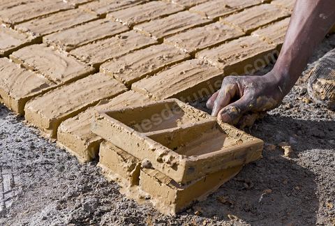 Sur les hauteurs de Tozeur,  fabrication de la traditionnelle brique de Tozeur