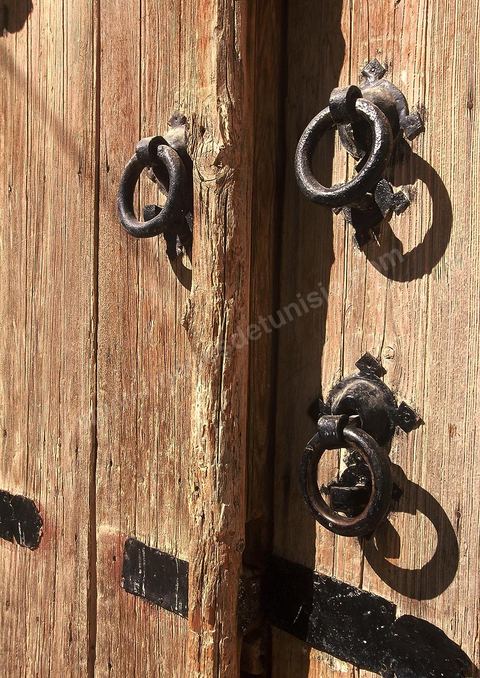 Porte en bois traditionnelle dans la médian de Nefta