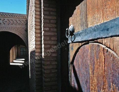 Porte en bois traditionnelle dans la médian de Nefta