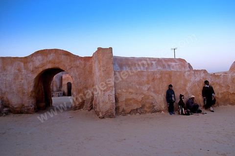 Décor du film de Star Wars de George Lucas au coeur des dunes de sable près de Nefta - après leur restauration de 2008