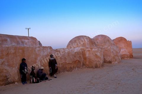 Décor du film de Star Wars de George Lucas au coeur des dunes de sable près de Nefta - après leur restauration de 2008