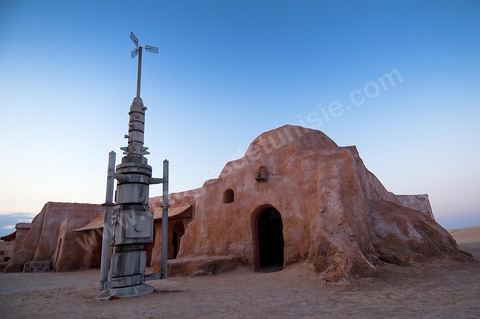 Décor du film de Star Wars de George Lucas au coeur des dunes de sable près de Nefta - après leur restauration de 2008
