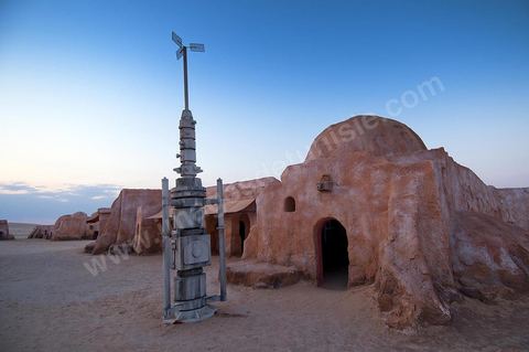 Décor du film de Star Wars de George Lucas au coeur des dunes de sable près de Nefta - après leur restauration de 2008