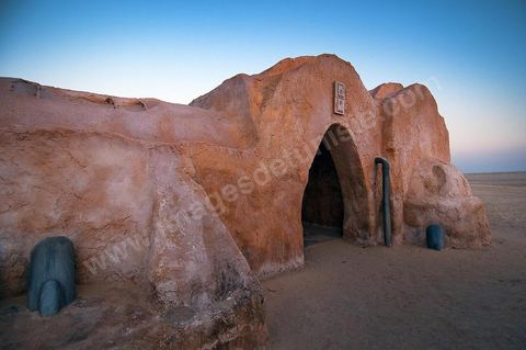 Décor du film de Star Wars de George Lucas au coeur des dunes de sable près de Nefta - après leur restauration de 2008