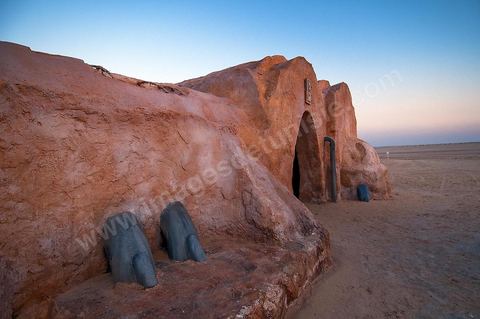 Décor du film de Star Wars de George Lucas au coeur des dunes de sable près de Nefta - après leur restauration de 2008