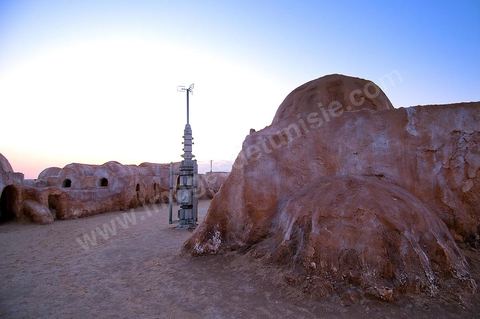 Décor du film de Star Wars de George Lucas au coeur des dunes de sable près de Nefta - après leur restauration de 2008