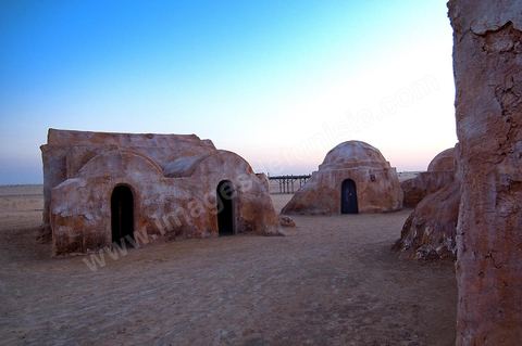 Décor du film de Star Wars de George Lucas au coeur des dunes de sable près de Nefta - après leur restauration de 2008