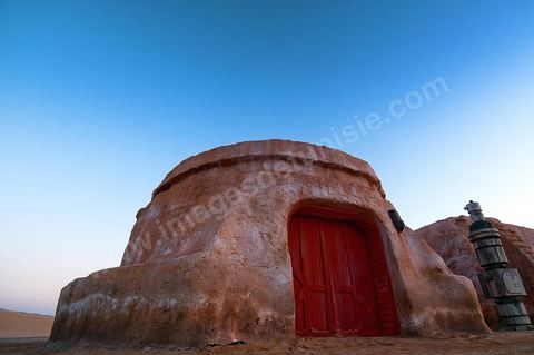 Décor du film de Star Wars de George Lucas au coeur des dunes de sable près de Nefta - après leur restauration de 2008