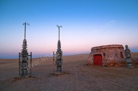 Décor du film de Star Wars de George Lucas au coeur des dunes de sable près de Nefta - après leur restauration de 2008