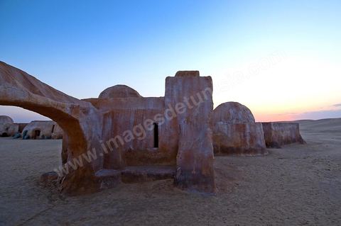Décor du film de Star Wars de George Lucas au coeur des dunes de sable près de Nefta - après leur restauration de 2008